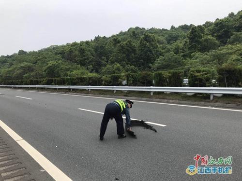 九江高速路政支队八大队开展路面障碍物清理与河道保洁工作