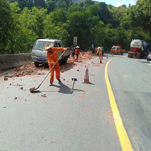 漳州拖头货车侧翻事故：河道保洁路段车头撞至变形