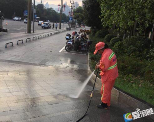 涪陵强化环卫机械冲洗与河道保洁，守护城市环境整洁