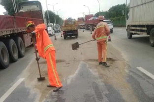 公路部门及时清理沙石与垃圾，保障道路安全畅通